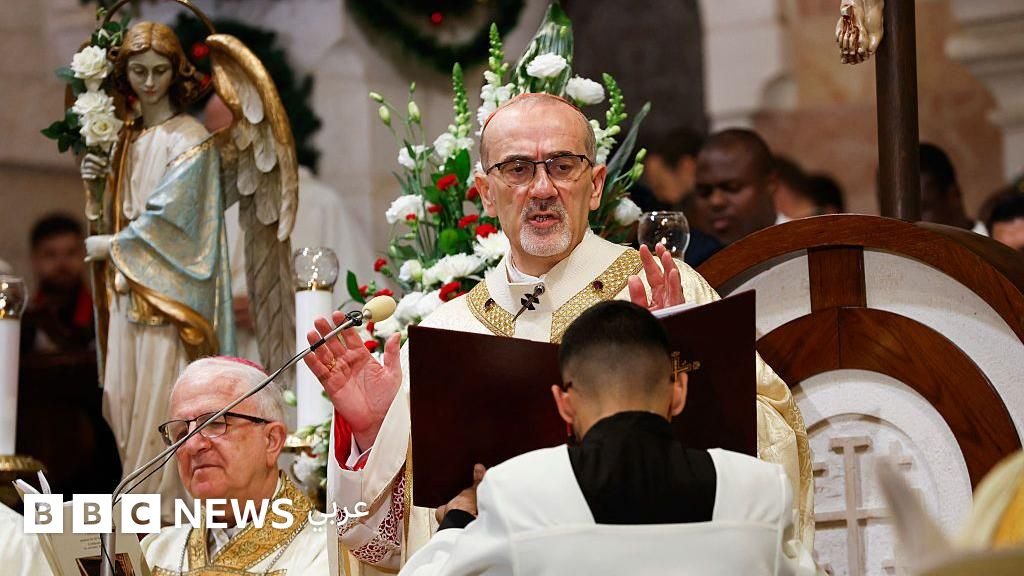 صورة لشجرة عيد الميلاد في ساحة كنيسة المهد في بيت لحم.