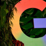 ** صورة لشعار غوغل مع خلفية خضراء.