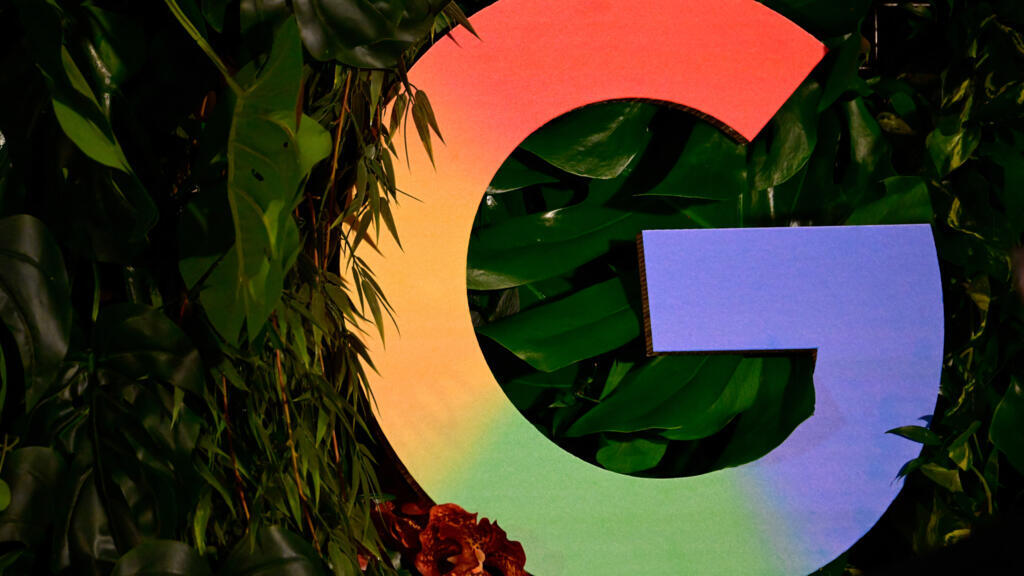 ** صورة لشعار غوغل مع خلفية خضراء.