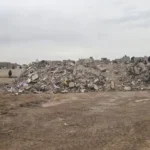 ** صورة لجثث الضحايا من تحت الأنقاض.