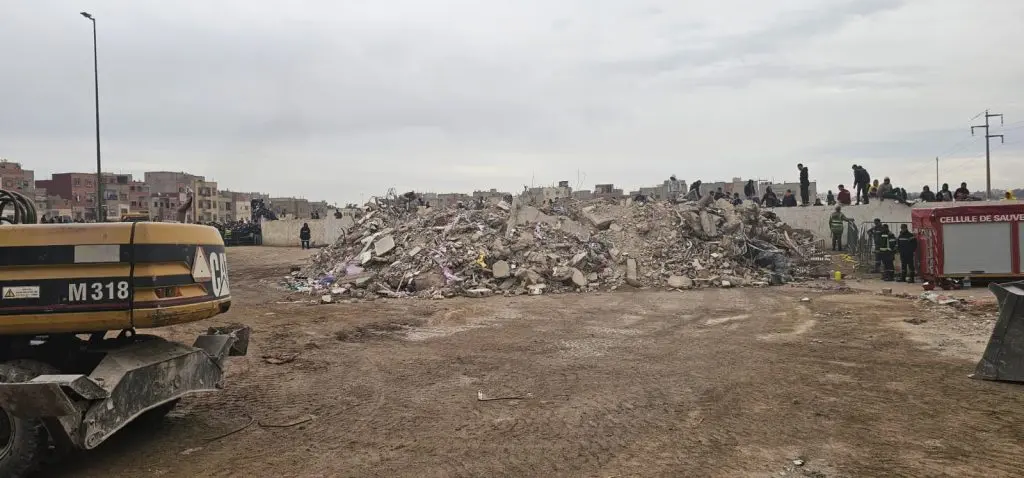 ** صورة لجثث الضحايا من تحت الأنقاض.