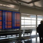 صورة لشخص يُفحص في المطار.