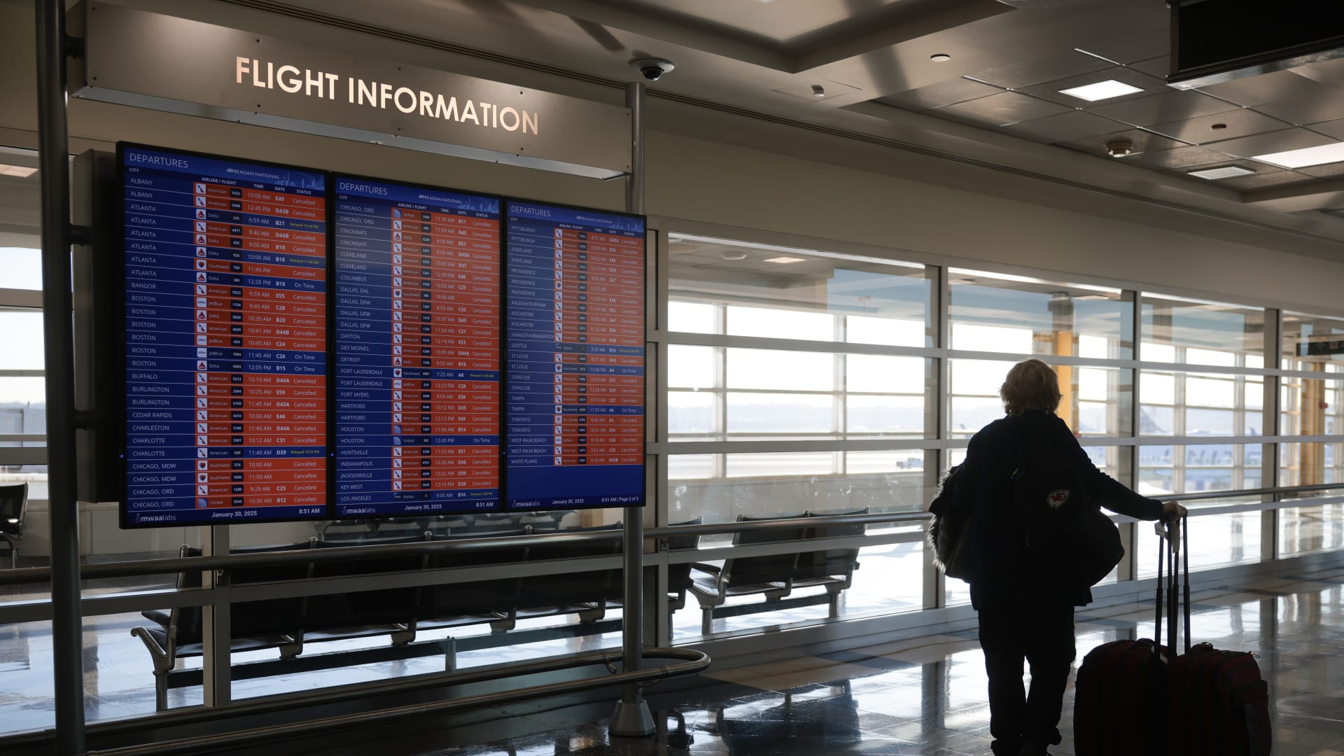 صورة لشخص يُفحص في المطار.