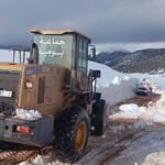 آليات إزاحة الثلوج تعمل على فتح طريق جبلي بإقليم ميدلت لفك العزلة عن الدواوير المتضررة.