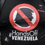 "صورة لجسر مائي يظهر في الخلفية ناقلة نفط قبالة سواحل فنزويلا، مع صورة لوزيرة العدل الأمريكية بام بوندي في المقدمة".