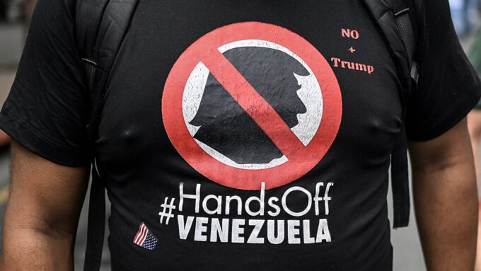 "صورة لجسر مائي يظهر في الخلفية ناقلة نفط قبالة سواحل فنزويلا، مع صورة لوزيرة العدل الأمريكية بام بوندي في المقدمة".