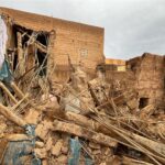 صورة لمنزل طيني مدمر بسبب فيضان.