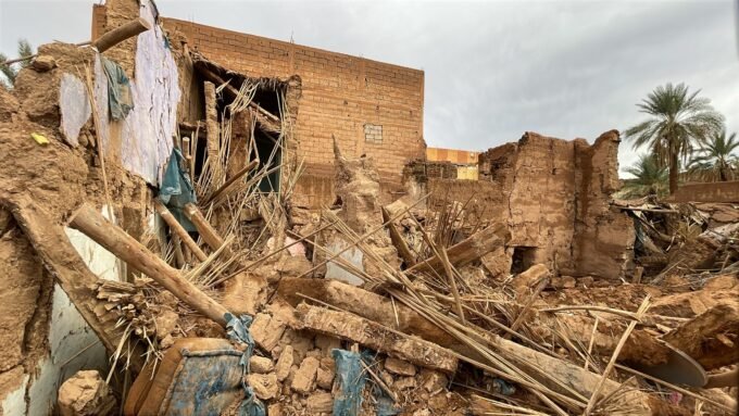 صورة لمنزل طيني مدمر بسبب فيضان.