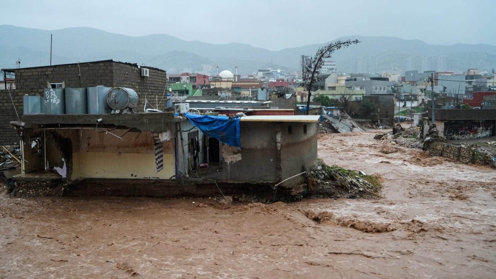 صورة تُظهر شارعًا غمرته مياه الأمطار الغزيرة في دهوك بإقليم كردستان العراق.