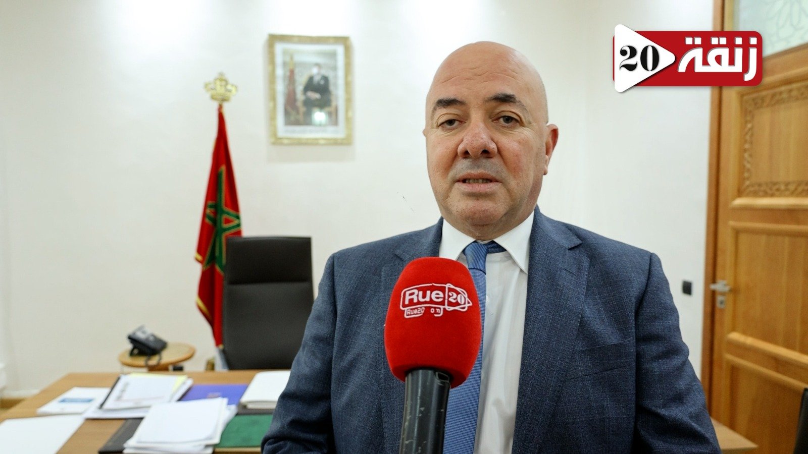 صورة لكاتب الدولة في الإسكان مع خلفية قانونية.