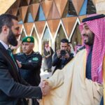 صورة للنائب الأمريكي جو ويلسون مع علم الولايات المتحدة في الخلفية.