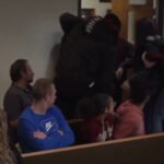 صورة لشخص يصرخ في قاعة المحكمة.