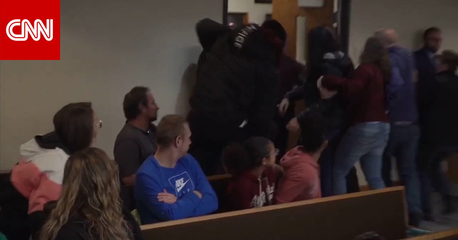 صورة لشخص يصرخ في قاعة المحكمة.