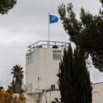 مبنى الكنيست الإسرائيلي في القدس وشعار الأونروا