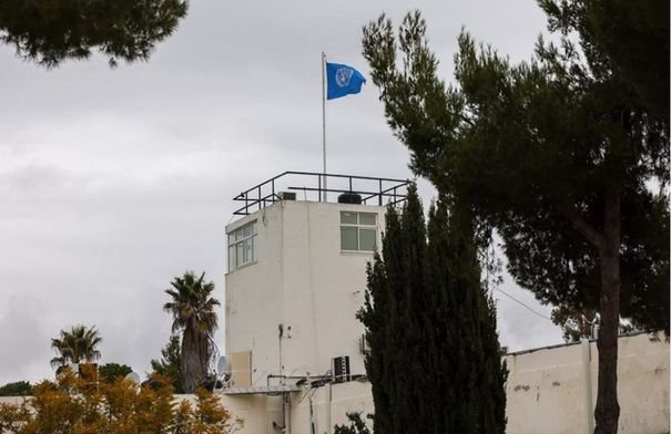 مبنى الكنيست الإسرائيلي في القدس وشعار الأونروا