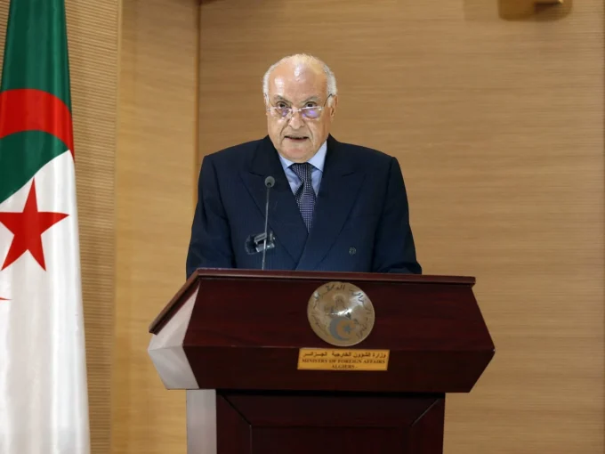 وصف الصورة بالإنجليزية: "Image of a traditional Algerian caftan."