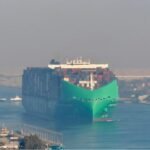 صورة لقطار الحاويات يمر عبر قناة السويس.