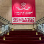 ** مجموعة من وكلاء الأسفار يتلقون الجوائز من الخطوط الملكية المغربية.