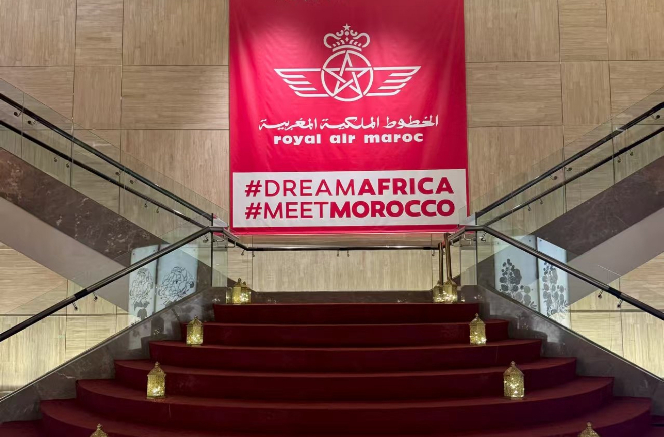 ** مجموعة من وكلاء الأسفار يتلقون الجوائز من الخطوط الملكية المغربية.