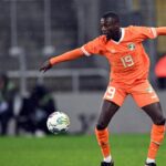 صورة لاعب كرة قدم يلعب مع منتخب بلاده في كأس أفريقيا.