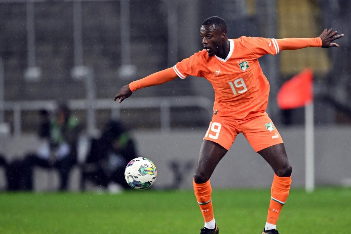 صورة لاعب كرة قدم يلعب مع منتخب بلاده في كأس أفريقيا.