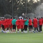 الصورة التي تظهر المنتخب الوطني في المران التدريبي قبل المباراة الافتتاحية.