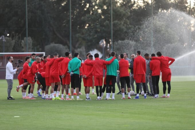 الصورة التي تظهر المنتخب الوطني في المران التدريبي قبل المباراة الافتتاحية.