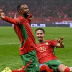 صورة للاعب يلعب كرة القدم.