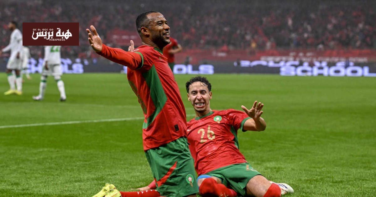 صورة للاعب يلعب كرة القدم.