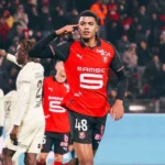 صورة للاعب عبد الحميد آيت بودلال يرتدي القميص الوطني.