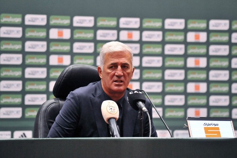 مدرب الجزائر: سنتعامل بواقعية في "الكان" والمغرب مرشح فوق العادة للتتويج 3 وصف الصورة بالإنجليزية: الصورة تظهر لاعبين من المنتخب الجزائري وهم يلعبون مباراة في كأس أمم إفريقيا.