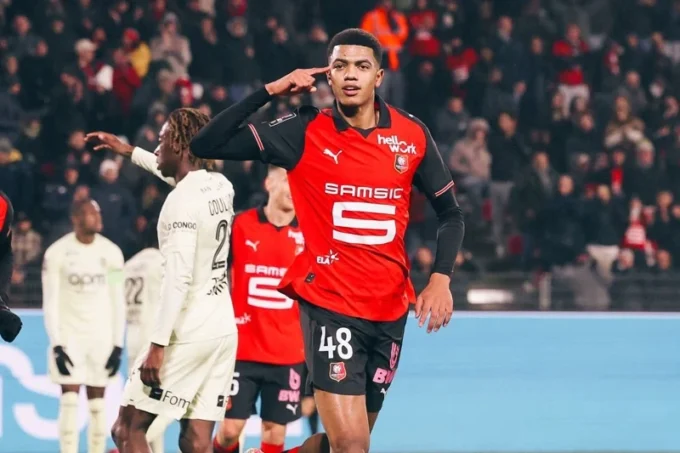 صورة للاعب عبد الحميد آيت بودلال يرتدي القميص الوطني.