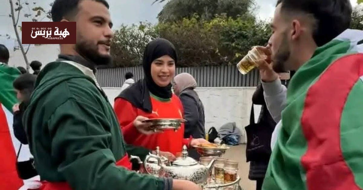 زوجان مغربيان يستقبلان الجماهير الجزائرية بالشاي والحلويات