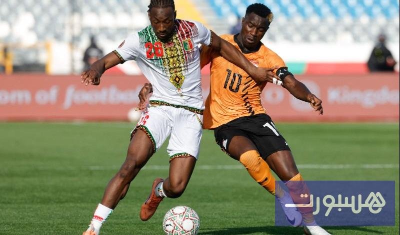 وصف الصورة بالإنجليزية: "اللاعبين في المباراة بين منتخب مالي ومنتخب زامبيا في كأس أمم إفريقيا المغرب 2025."