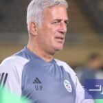 صورة لأحد لاعبي المنتخب الجزائري يلعب كرة القدم.