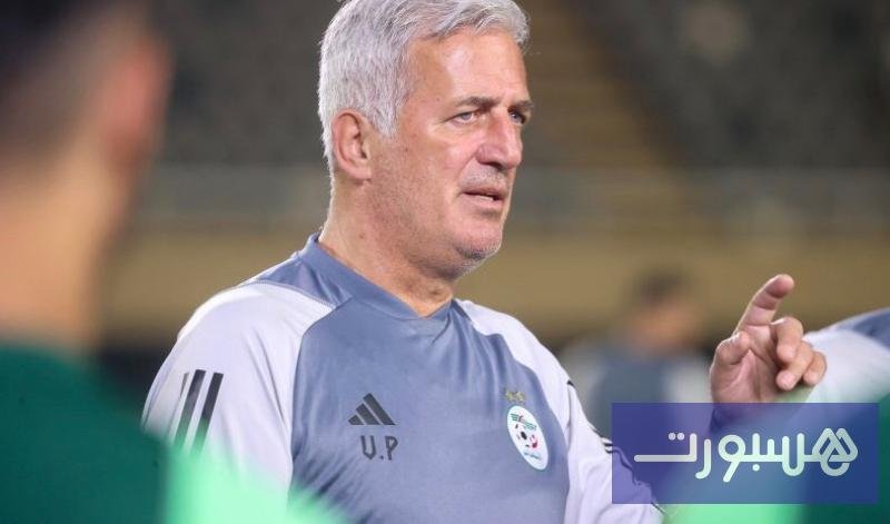 صورة لأحد لاعبي المنتخب الجزائري يلعب كرة القدم.