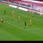 صورة للاعب آماد ديالو يهز الشباك.