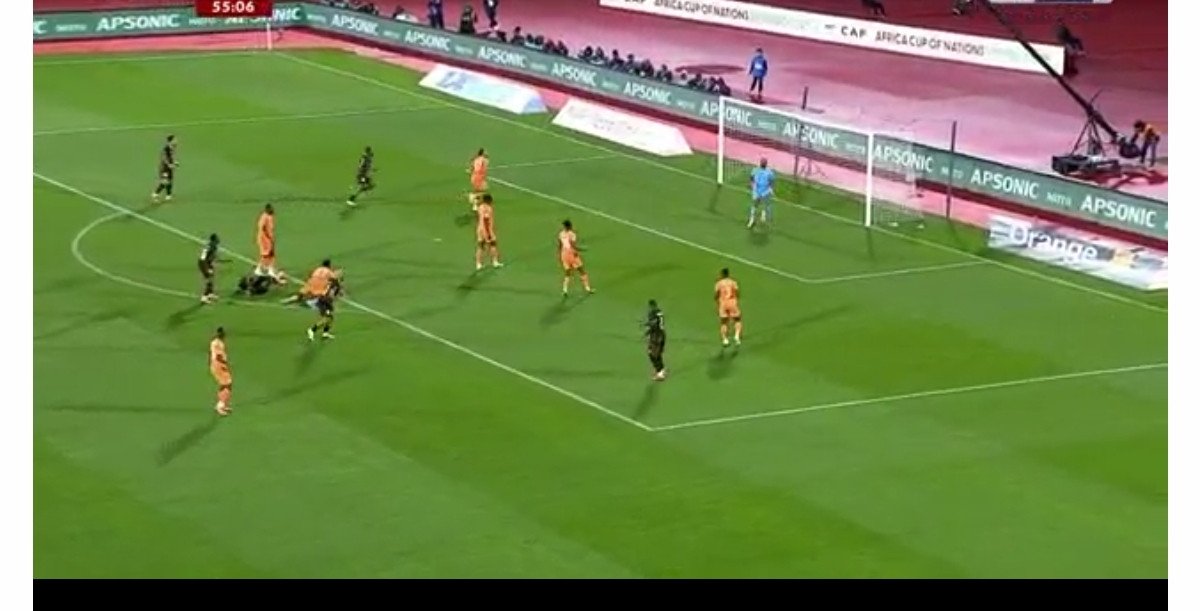 صورة للاعب آماد ديالو يهز الشباك.