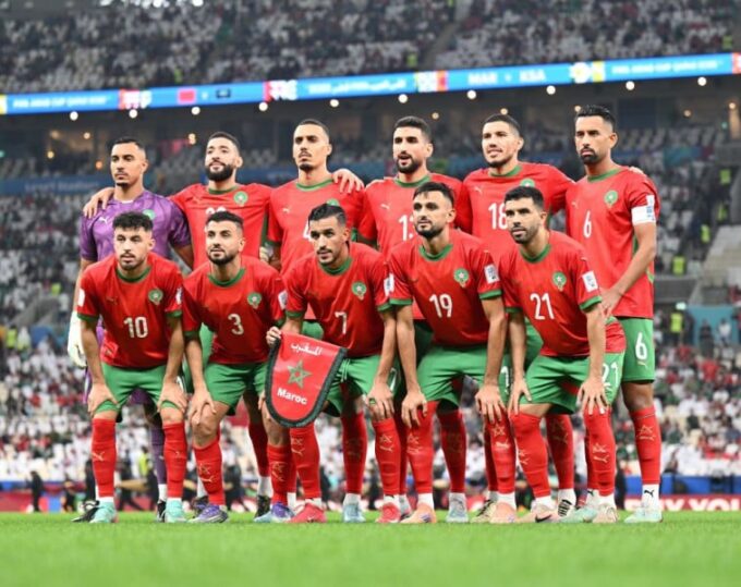 وصف الصورة بالإنجليزية: "المنتخب المغربي يلعب ضد الإمارات في نصف النهائي".