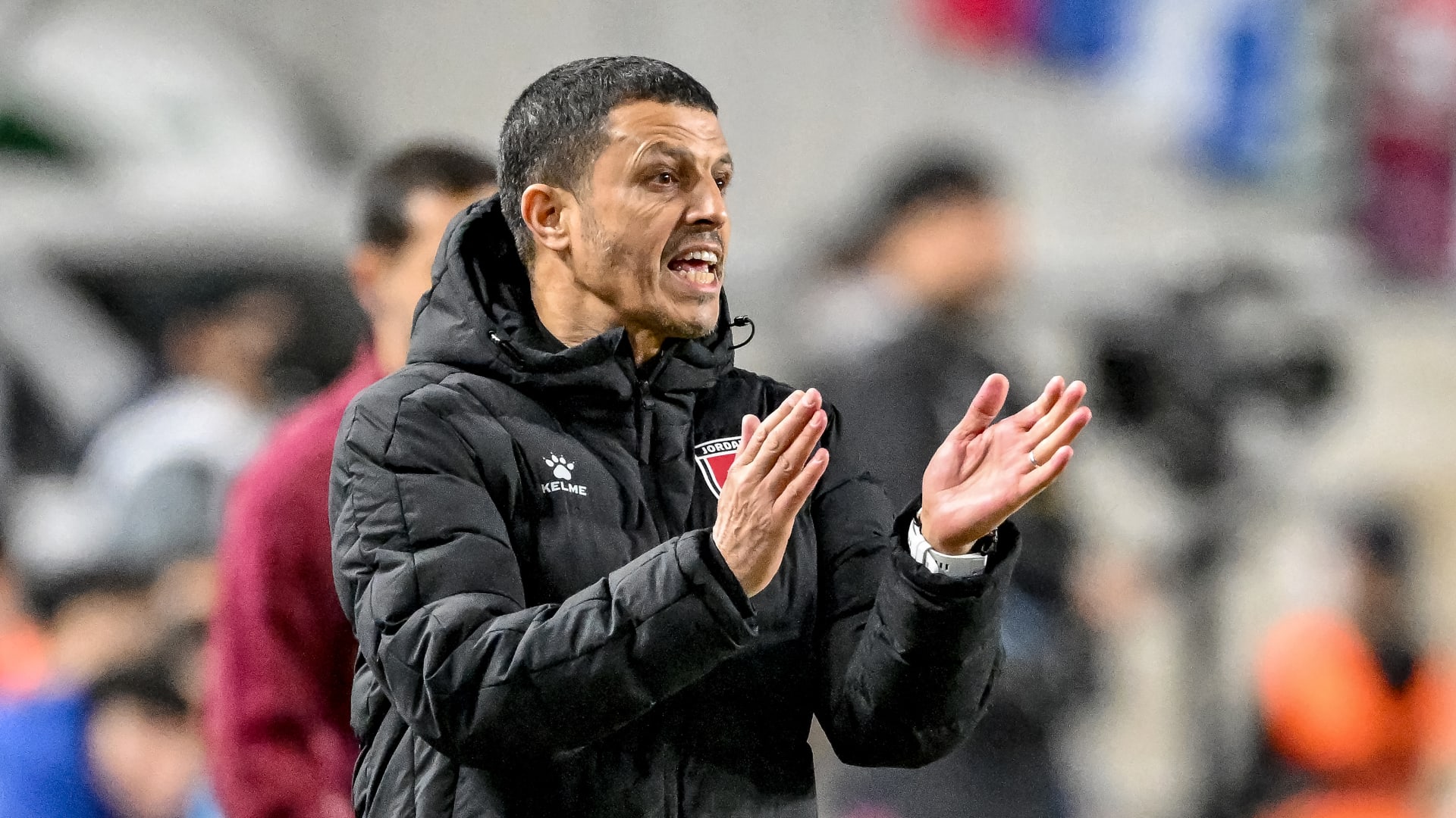 الصورة توضح المنتخب الأردني يهتف بعد فوزه على مصر في كأس العرب 2025.