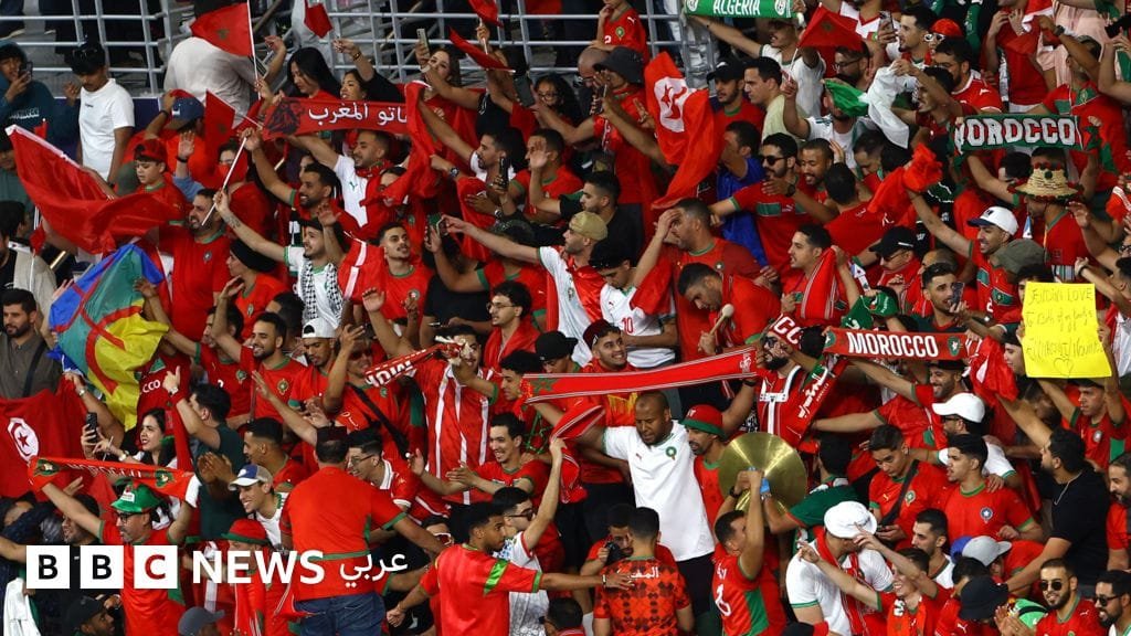 الصورة تظهر منتخب المغرب والمنتخب الفلسطيني والمنتخب السعودي في مباراة ربع نهائي كأس العرب.