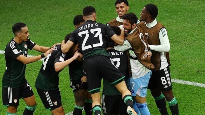 ** وصف الصورة بالإنجليزية: "المنتخب الإماراتي يفوز على الجزائر في ربع النهائي لكأس العرب".