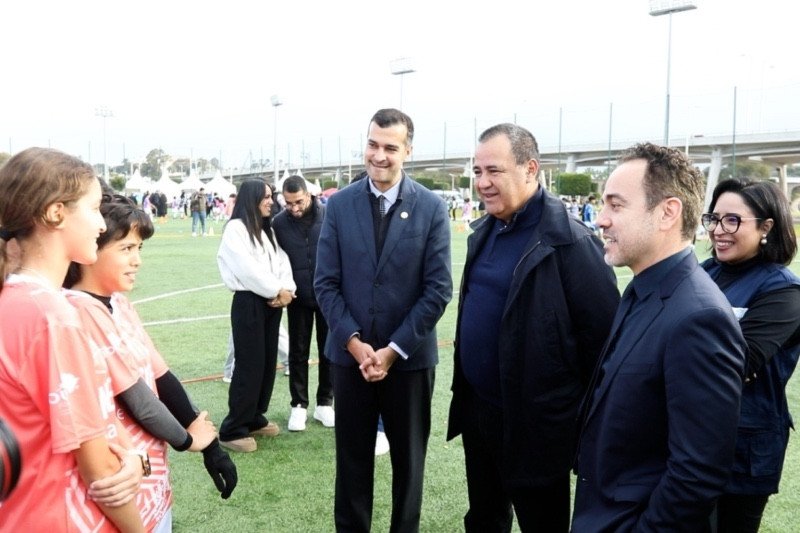 صورة لشباب يلعبون كرة القدم معًا.