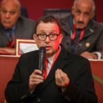 وصف الصورة بالإنجليزية: صورة للاعب كرة السلة يلعب في الملعب.