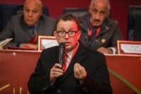 وصف الصورة بالإنجليزية: صورة للاعب كرة السلة يلعب في الملعب.