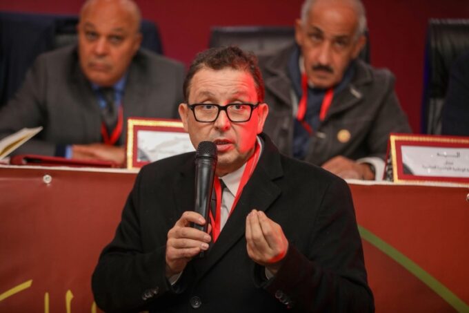 وصف الصورة بالإنجليزية: صورة للاعب كرة السلة يلعب في الملعب.