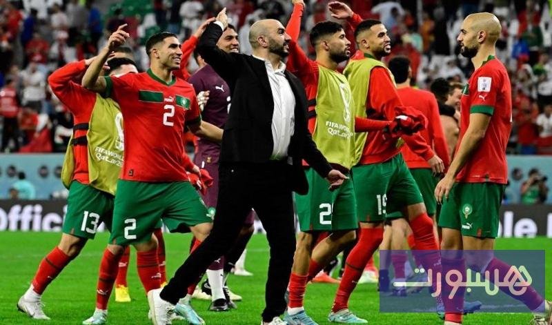 صورة للاعب كرة قدم يلعب مع رفاقه.