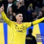 صورة كريستيانو رونالدو يلعب كرة القدم.