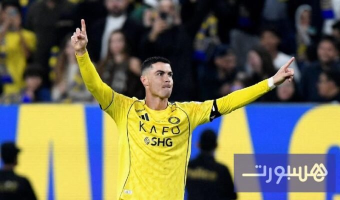 صورة كريستيانو رونالدو يلعب كرة القدم.