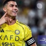 صورة كريستيانو رونالدو يرفع كأس دوري أمم أوروبا.